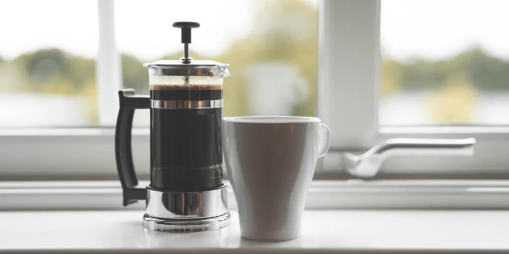 How does a coffee plunger work header image