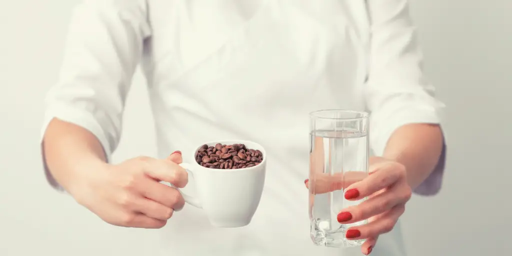 Does coffee dissolve in cold water - header image